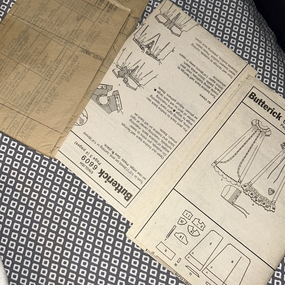 Butterick uncut sewing pattern heirloom christening gown jumpsuit and bonnet - Picture 4 of 4